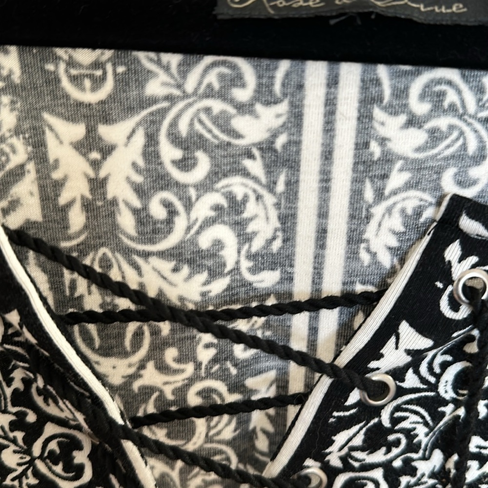 Rose and Olive Top -1X Never Worn - Picture 6 of 6